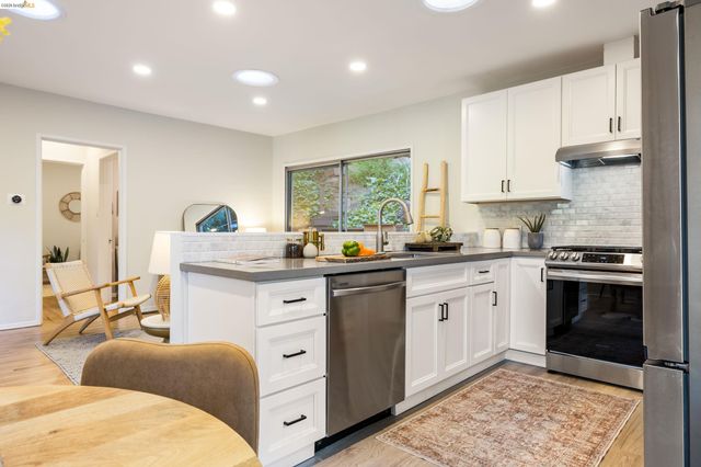 6211 Valley View Rd, Oakland, CA 94611