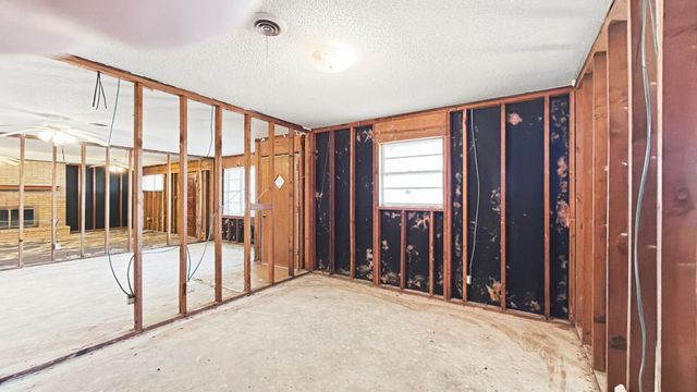 1027 Highway 377 N, Whitesboro, TX 76273