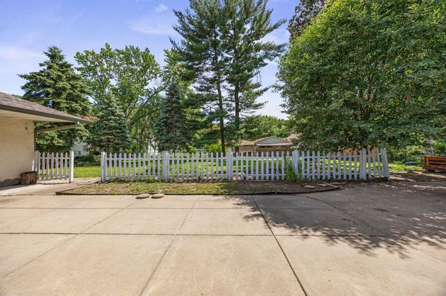 6177 Upper 48th Street N, Oakdale, MN 55128