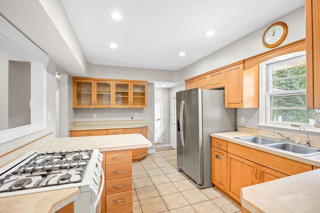 6177 Upper 48th Street N, Oakdale, MN 55128