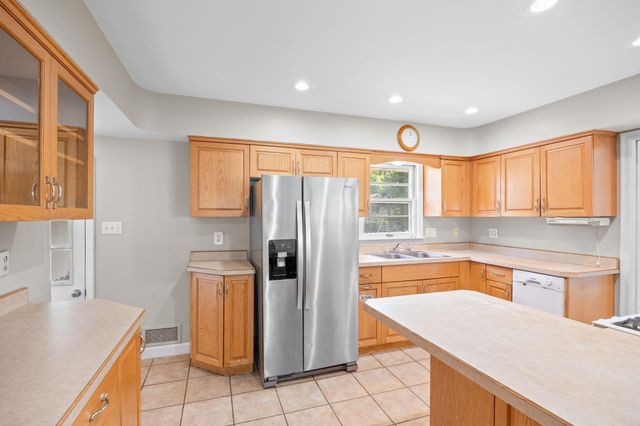 6177 Upper 48th Street N, Oakdale, MN 55128