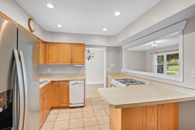 6177 Upper 48th Street N, Oakdale, MN 55128