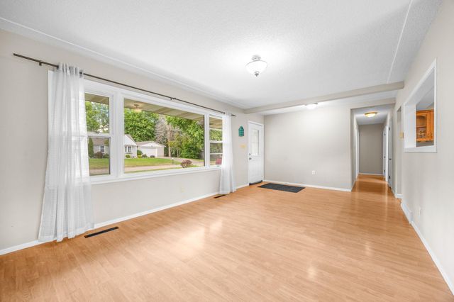 6177 Upper 48th Street N, Oakdale, MN 55128