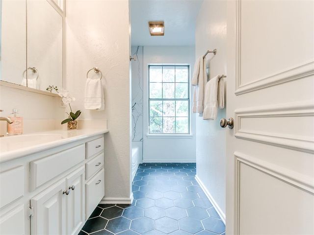 2917 Kingwood Drive, Edmond, OK 73013