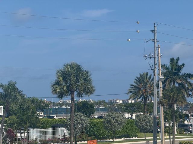 402 Lake Shore Drive 202, West Palm Beach, FL 33403