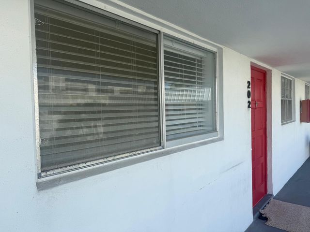 402 Lake Shore Drive 202, West Palm Beach, FL 33403