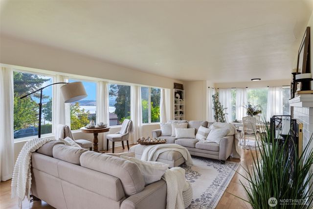615 613 Lafayette Street, Steilacoom, WA 98388