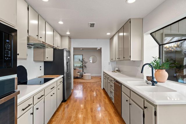 703 Dunbarton Cir, Sacramento, CA 95825