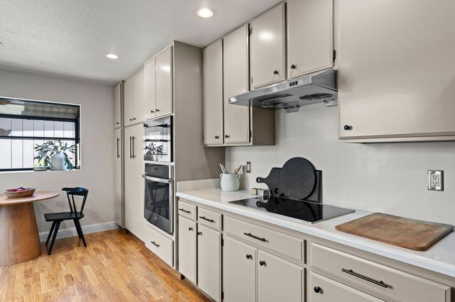 703 Dunbarton Cir, Sacramento, CA 95825