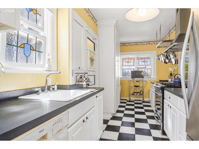 611 Se PEACOCK Ln, Portland, OR 97214