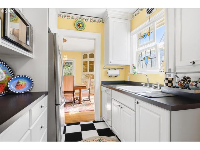 611 Se PEACOCK Ln, Portland, OR 97214