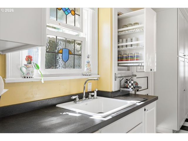 611 Se PEACOCK Ln, Portland, OR 97214