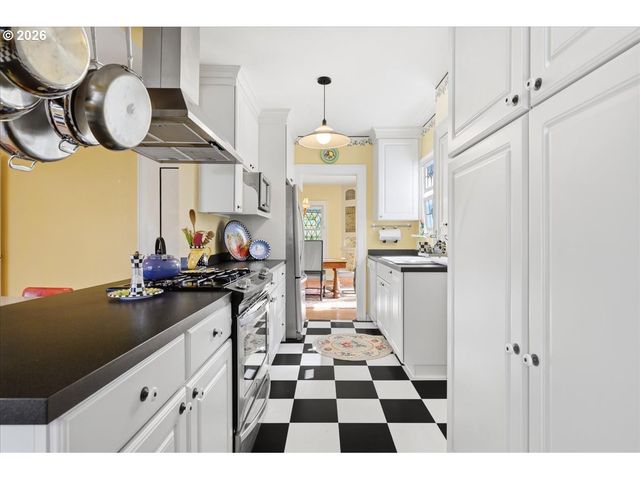 611 Se PEACOCK Ln, Portland, OR 97214