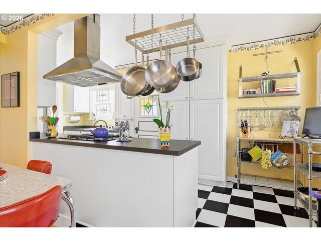 611 Se PEACOCK Ln, Portland, OR 97214