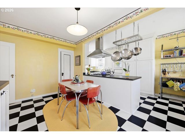 611 Se PEACOCK Ln, Portland, OR 97214