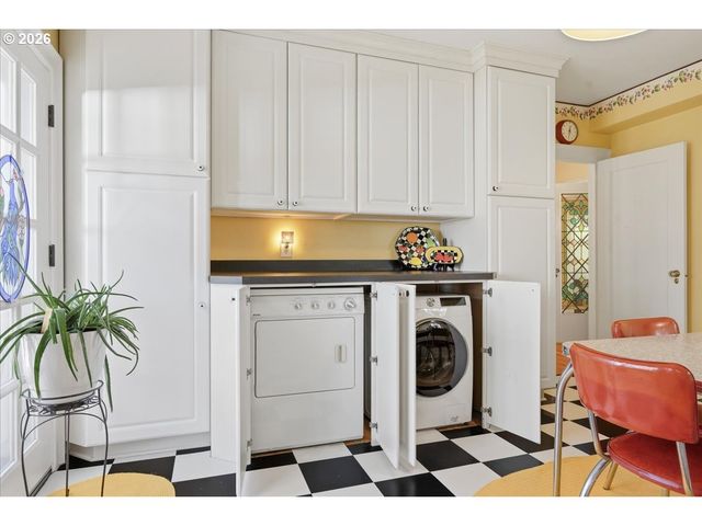 611 Se PEACOCK Ln, Portland, OR 97214