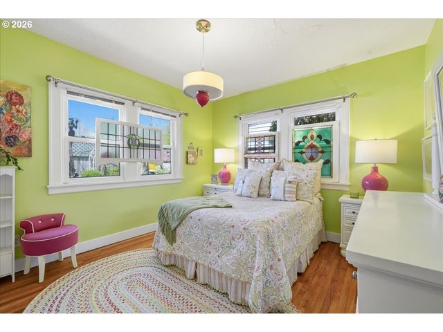 611 Se PEACOCK Ln, Portland, OR 97214