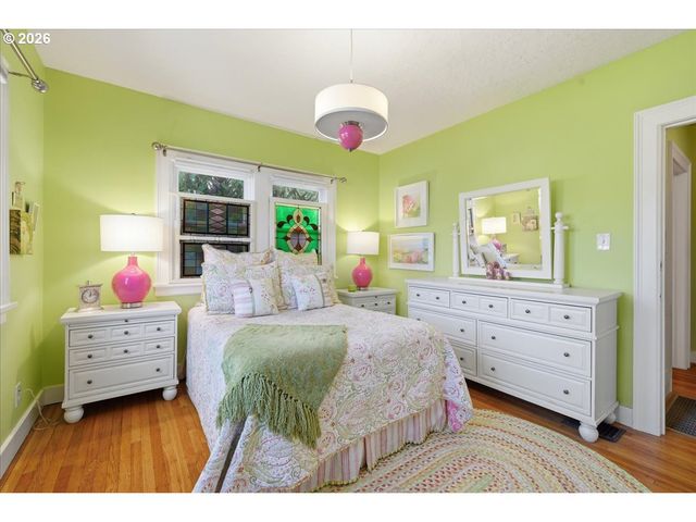 611 Se PEACOCK Ln, Portland, OR 97214