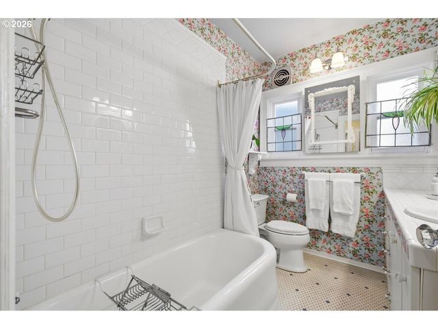 611 Se PEACOCK Ln, Portland, OR 97214