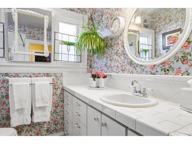 611 Se PEACOCK Ln, Portland, OR 97214