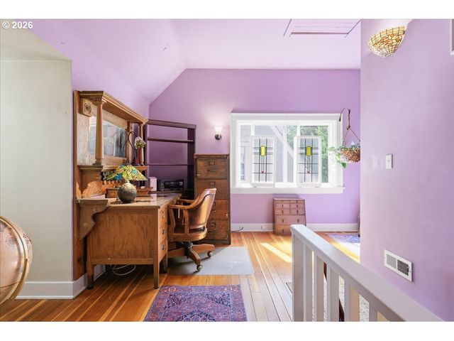 611 Se PEACOCK Ln, Portland, OR 97214