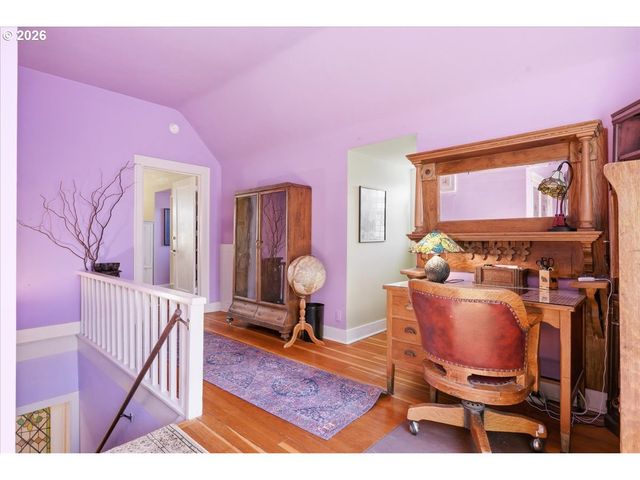 611 Se PEACOCK Ln, Portland, OR 97214