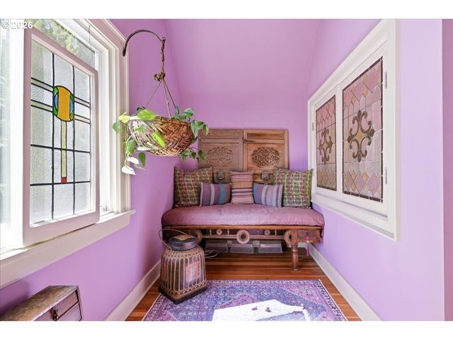 611 Se PEACOCK Ln, Portland, OR 97214