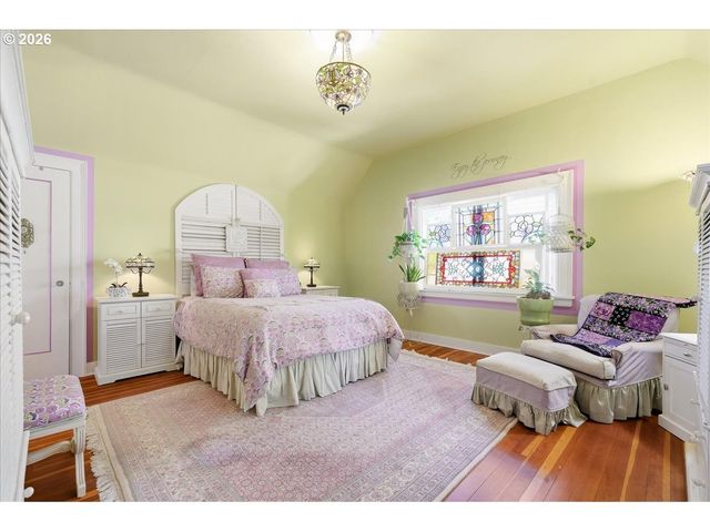 611 Se PEACOCK Ln, Portland, OR 97214