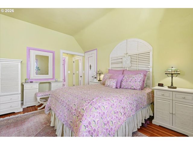 611 Se PEACOCK Ln, Portland, OR 97214