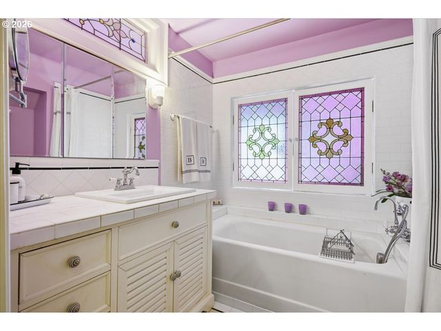 611 Se PEACOCK Ln, Portland, OR 97214