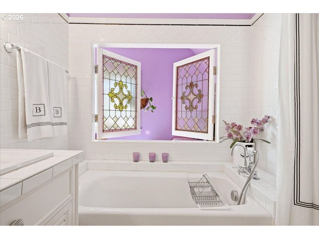 611 Se PEACOCK Ln, Portland, OR 97214