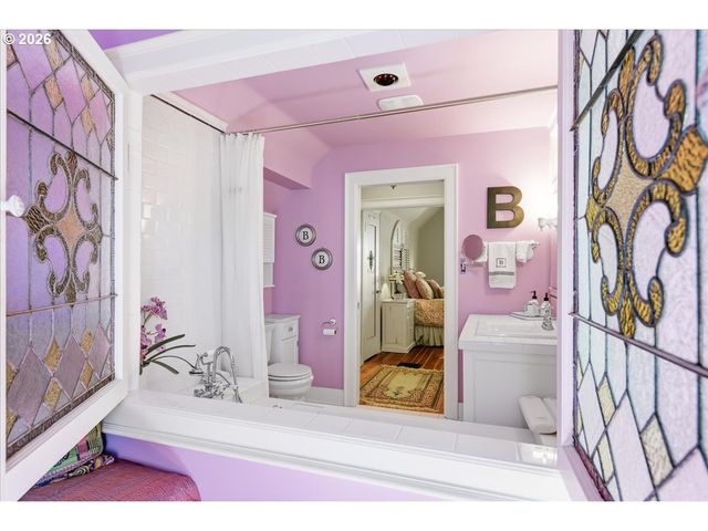 611 Se PEACOCK Ln, Portland, OR 97214