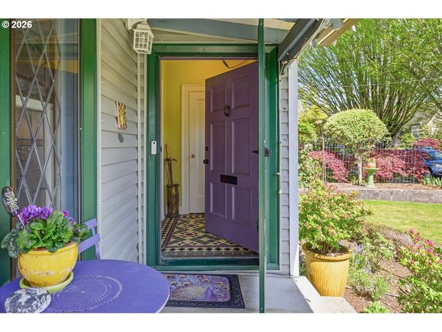 611 Se PEACOCK Ln, Portland, OR 97214