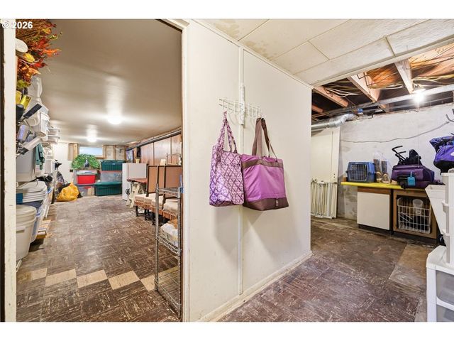 611 Se PEACOCK Ln, Portland, OR 97214