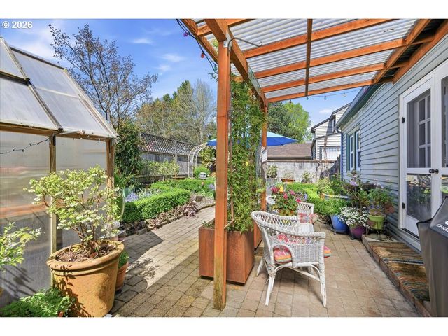 611 Se PEACOCK Ln, Portland, OR 97214