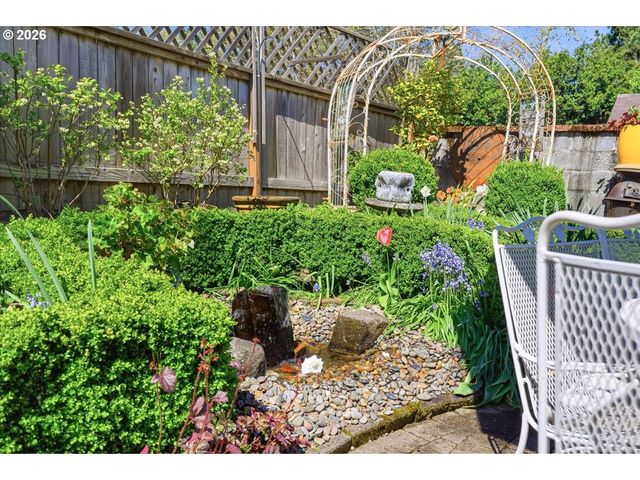 611 Se PEACOCK Ln, Portland, OR 97214