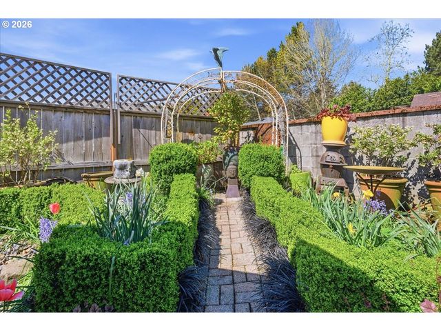 611 Se PEACOCK Ln, Portland, OR 97214