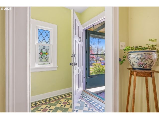 611 Se PEACOCK Ln, Portland, OR 97214