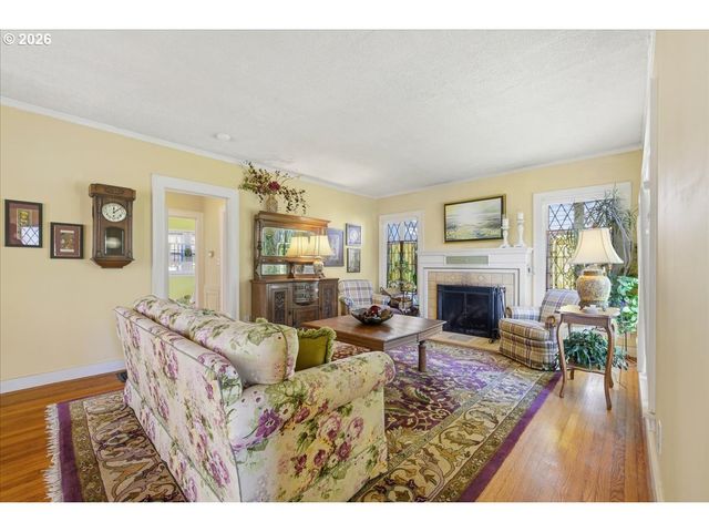 611 Se PEACOCK Ln, Portland, OR 97214