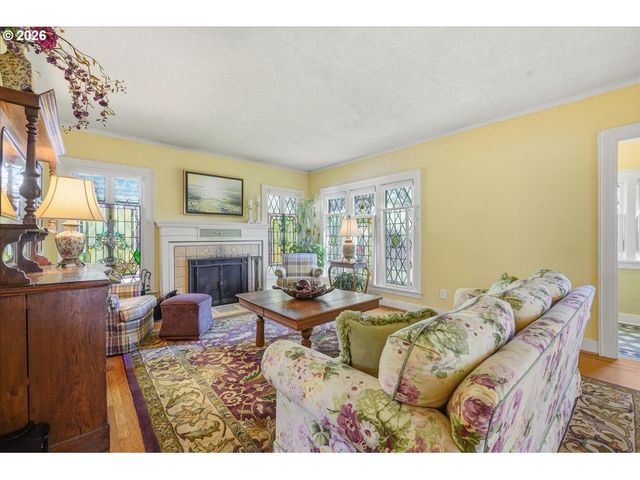 611 Se PEACOCK Ln, Portland, OR 97214