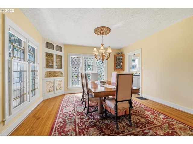 611 Se PEACOCK Ln, Portland, OR 97214