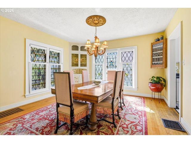 611 Se PEACOCK Ln, Portland, OR 97214