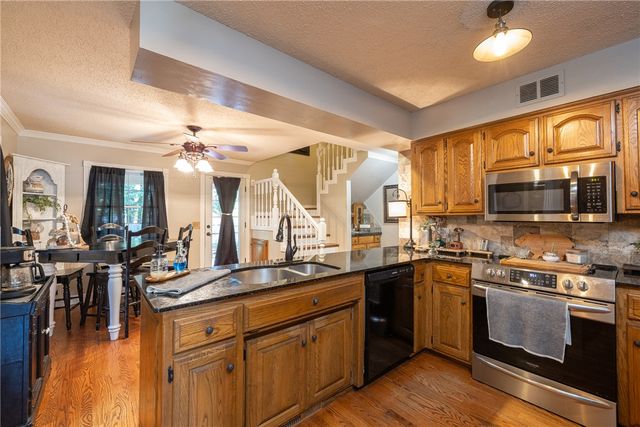 2490 E Camelot Place, Fayetteville, AR 72701