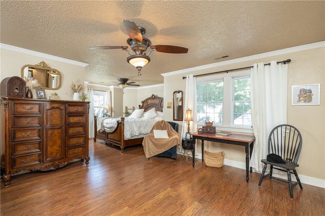 2490 E Camelot Place, Fayetteville, AR 72701