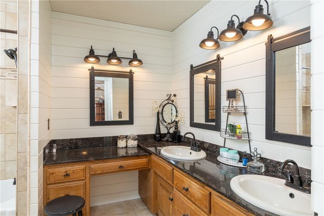 2490 E Camelot Place, Fayetteville, AR 72701