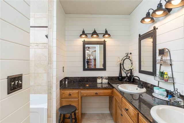 2490 E Camelot Place, Fayetteville, AR 72701