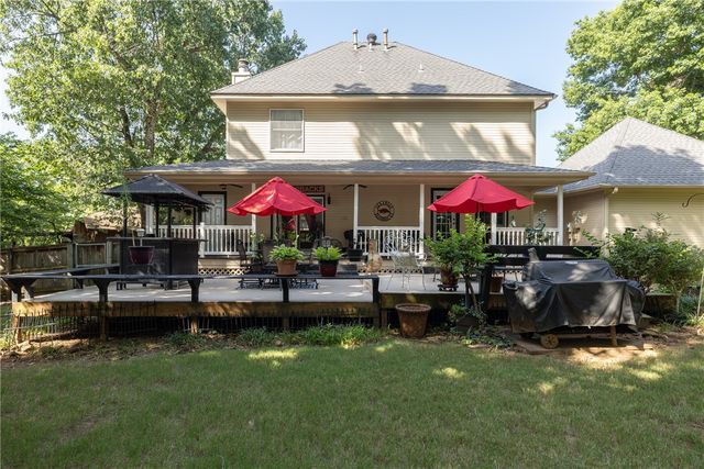 2490 E Camelot Place, Fayetteville, AR 72701
