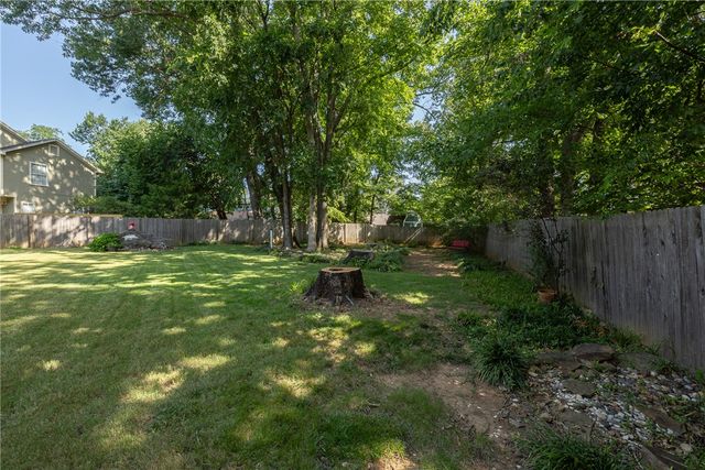 2490 E Camelot Place, Fayetteville, AR 72701