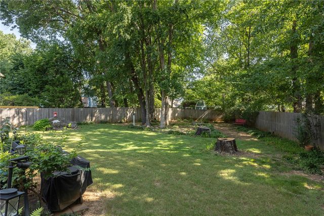 2490 E Camelot Place, Fayetteville, AR 72701