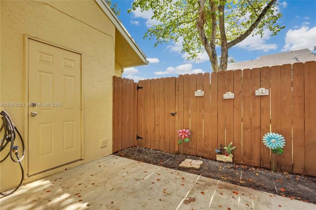 2881 S Cambridge Lane, Cooper City, FL 33026